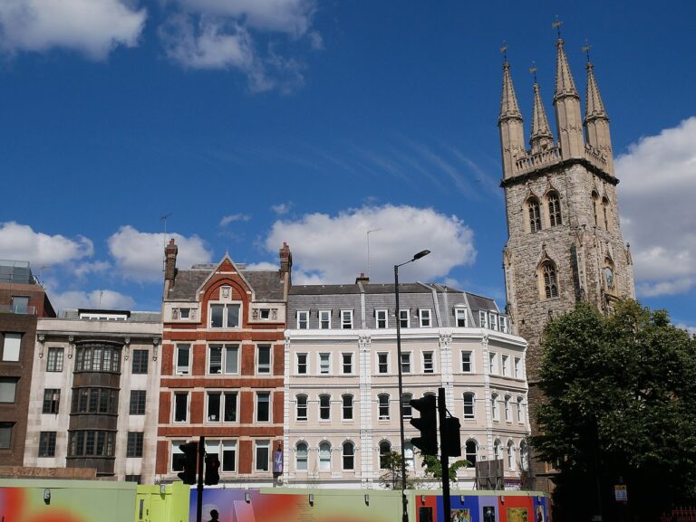 1280px Snow Hill Police Station2C 4 Snow Hill2C and the Church of Saint Sepulchre without Newgate